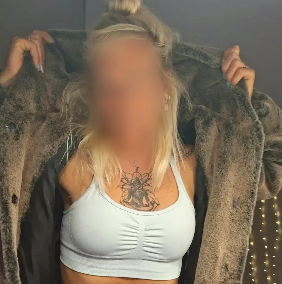 Ellie, 33